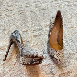 Jessica Simpson platform pump